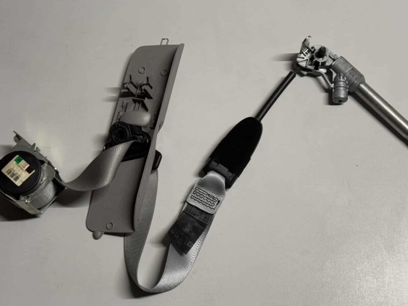 Original gebraucht Sicherheitsgurt Gurtstraffer vorne rechts Opel Corsa D 2009. Oe-Teilenummer: F13225283, N13153270, 607707800E