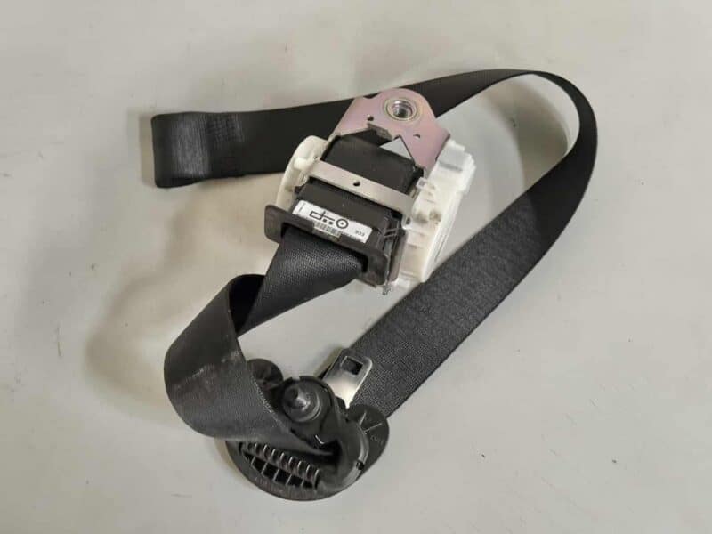 Original gebraucht Sicherheitsgurt Gurtstraffer Vorne Links BMW 116i E81 2011. Oe-Teilenummer: 9138243, 34003267, 33017492, 606729600
