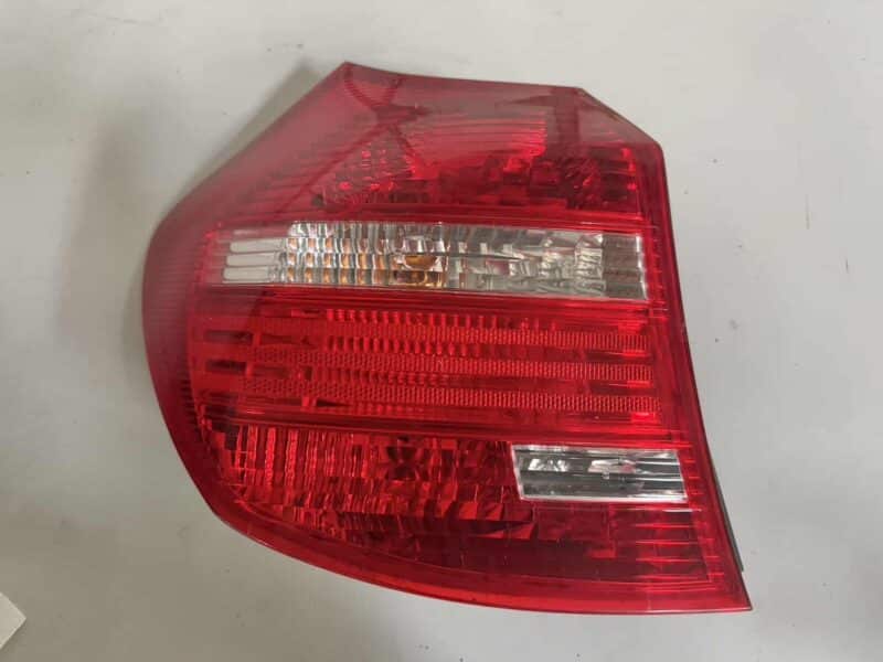 Original gebraucht Heckleuchte Rückleuchte Links BMW 116i E81 2011. Oe-Teilenummer: 63210397034, 13405110, 63217164955