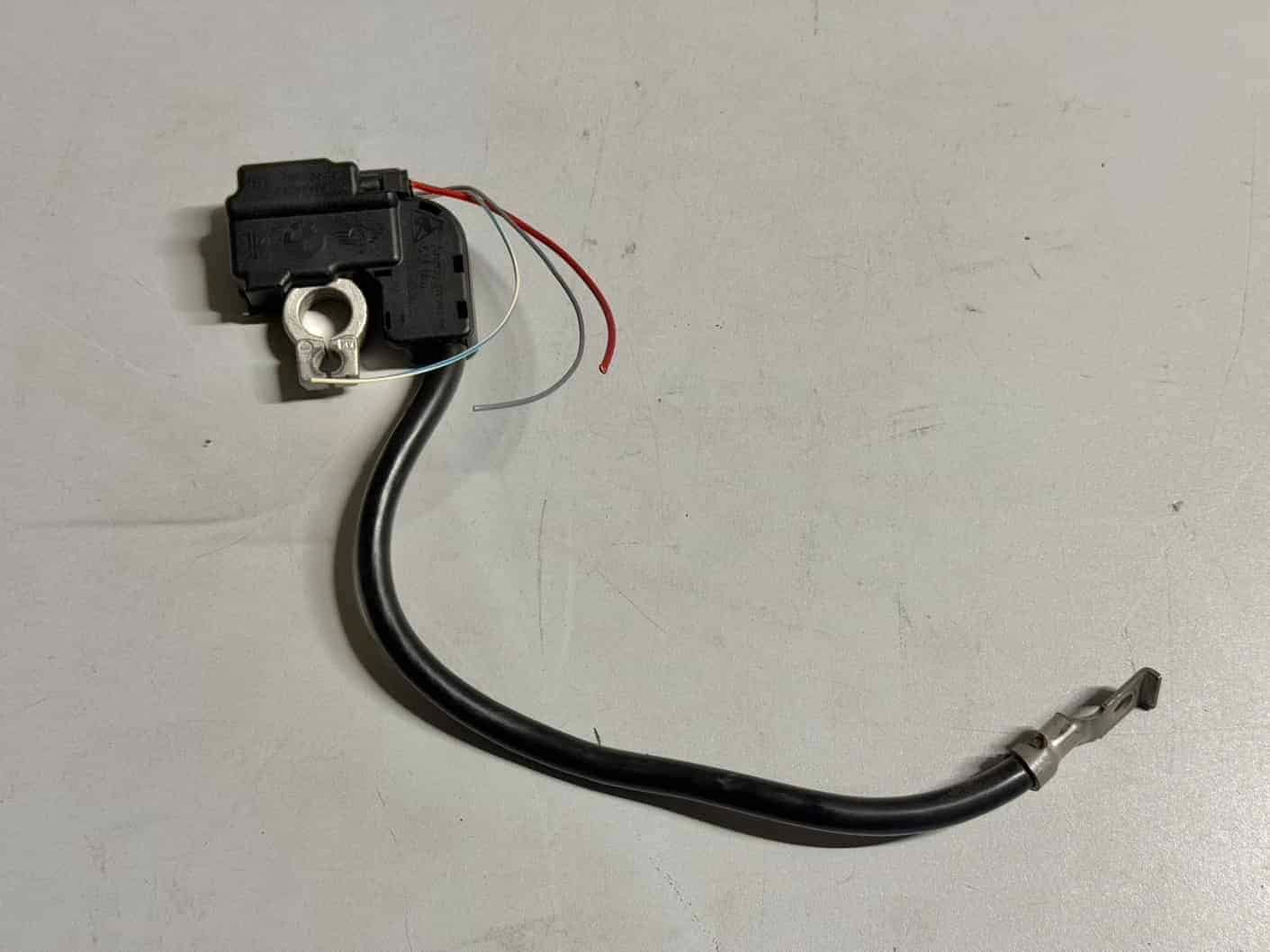 Original gebraucht Intelligenter Batteriesensor Batteriepol BMW 116i E81 2011. Oe-Teilenummer: 6112921595301, 14945110, 14945110