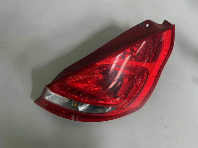Original gebraucht RECHTS RÜCKLICHT Rückleuchte Ford Fiesta 1.25L 2010. Oe-Teilenummer: 8A6113404A, 8A6113404A