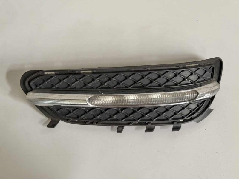 Original gebraucht Tagfahrlicht Nebelscheinwerfer mit Blende vorne RECHTS Mercedes Benz W212 E-Klasse 2010. Oe-Teilenummer: A2049069000, A2128851823, 2049069000