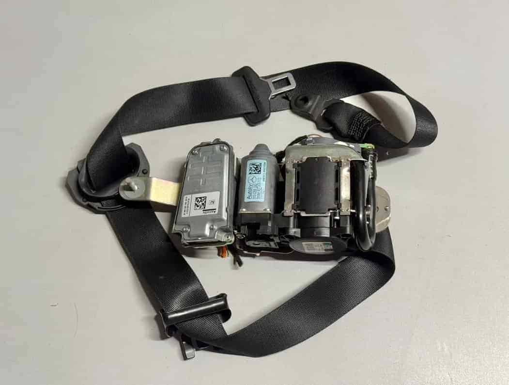 Original gebraucht Gurtstraffer Sicherheitsgurt vorne RECHTS Mercedes Benz W212 E-Klasse 2010. Oe-Teilenummer: 617112200,610902000K, 610035800D