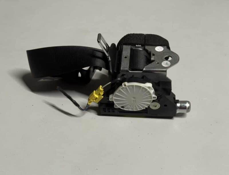 Original gebraucht Gurtstraffer Sicherheitsgurt LINKS hinten Mercedes Benz W212 E-Klasse 2010. Oe-Teilenummer: A2128605385, 2128605385