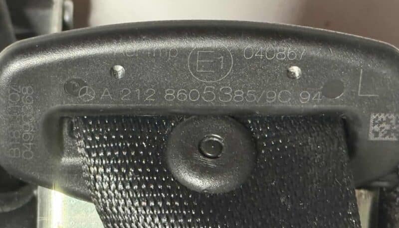 Original gebraucht Gurtstraffer Sicherheitsgurt LINKS hinten Mercedes Benz W212 E-Klasse 2010. Oe-Teilenummer: A2128605385, 2128605385