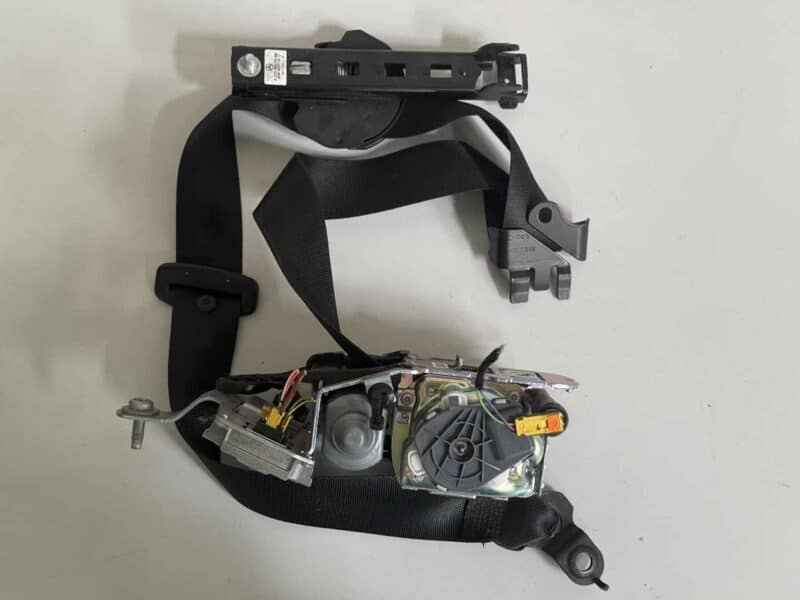 Original gebraucht Gurtstraffer Sicherheitsgurt vorne LINKS Mercedes Benz W212 E-Klasse 2010. Oe-Teilenummer: 617112200, 610902000K, 2128607585, 610035800D, 2128607585