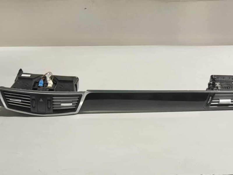 Original gebraucht Armaturenbrett Abdeckung Leiste mit luftdüsen Mercedes Benz W212 E-Klasse 2010. Oe-Teilenummer: A212680xx71, A2128300254, A2124400806, A2128302554, 212680xx71, 2128300254, 2124400806, 2128302554