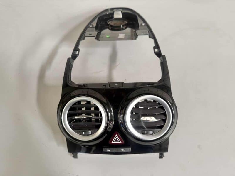 Original gebraucht Mittelkonsole Verkleidung mit Steuerungsgruppe Dreieck Warnblinkerschalter Opel Corsa D. Oe-Teilenummer: 13295009, 13189529, 13295009, 13189529