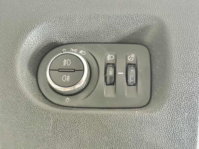 Original gebraucht Lichtschalter mit verkleidung Sicherungsabdeckung Opel Corsa D. Oe-Teilenummer: 13310331, 13311820, 13204952