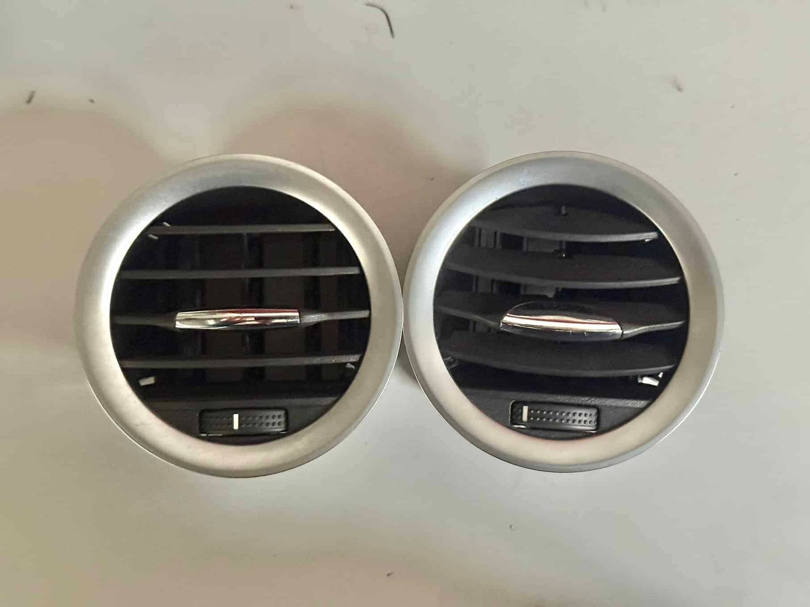 Original gebraucht 2x Luftdüse Opel Corsa D. Oe-Teilenummer: 464000934, 13180868, 13180868, 13232297