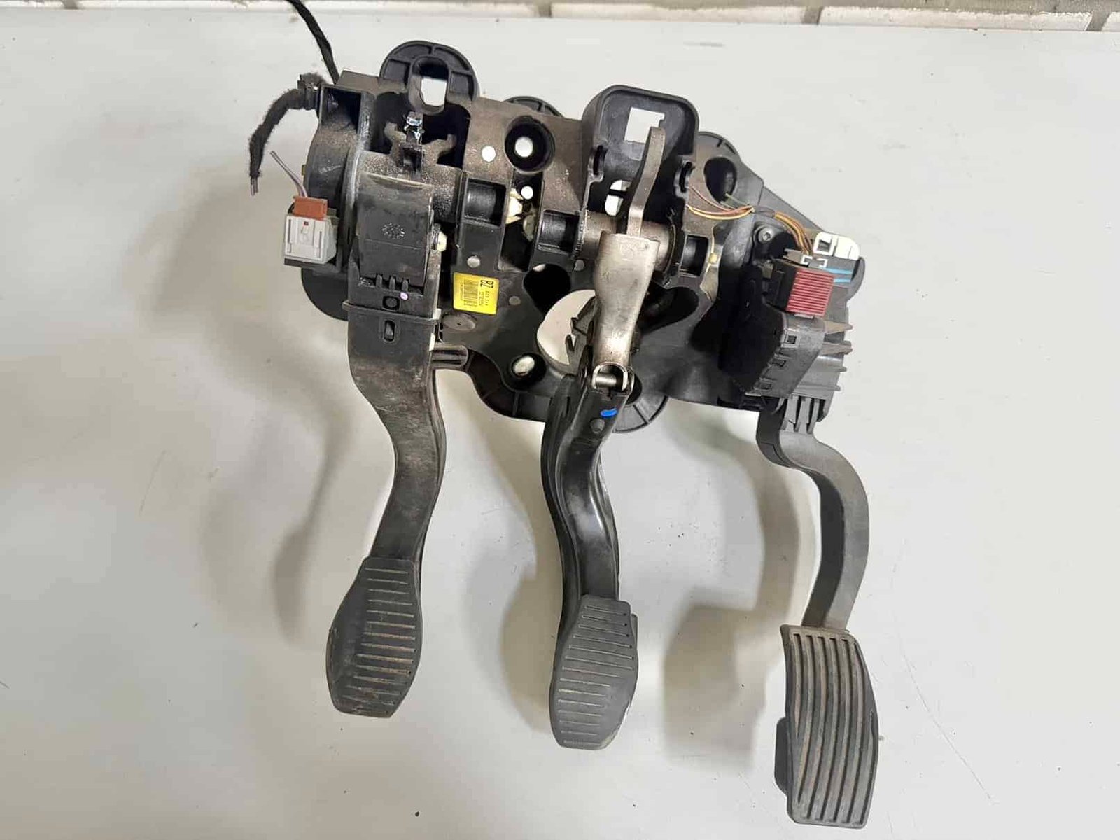 Original gebraucht Pedalblock Kupplungspedal Bremspedal Fahrpedalsatz Opel Corsa D. Oe-Teilenummer: 3801990165, 55703354, 13305804