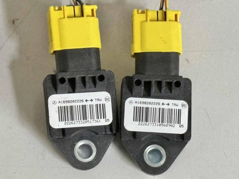 Original gebraucht 2X Airbagsensor Crashsensor Aufprallsensor Vorne Mercedes Benz BKlasse W245 B170 2005. Oe-Teilenummer: A1698202226, 1698202226
