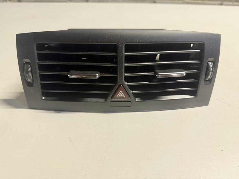 Original gebraucht Luftdüse Luftschacht vorne Mitte Mercedes Benz BKlasse W245 B170 2005. Oe-Teilenummer: A1698301354, 1698301354