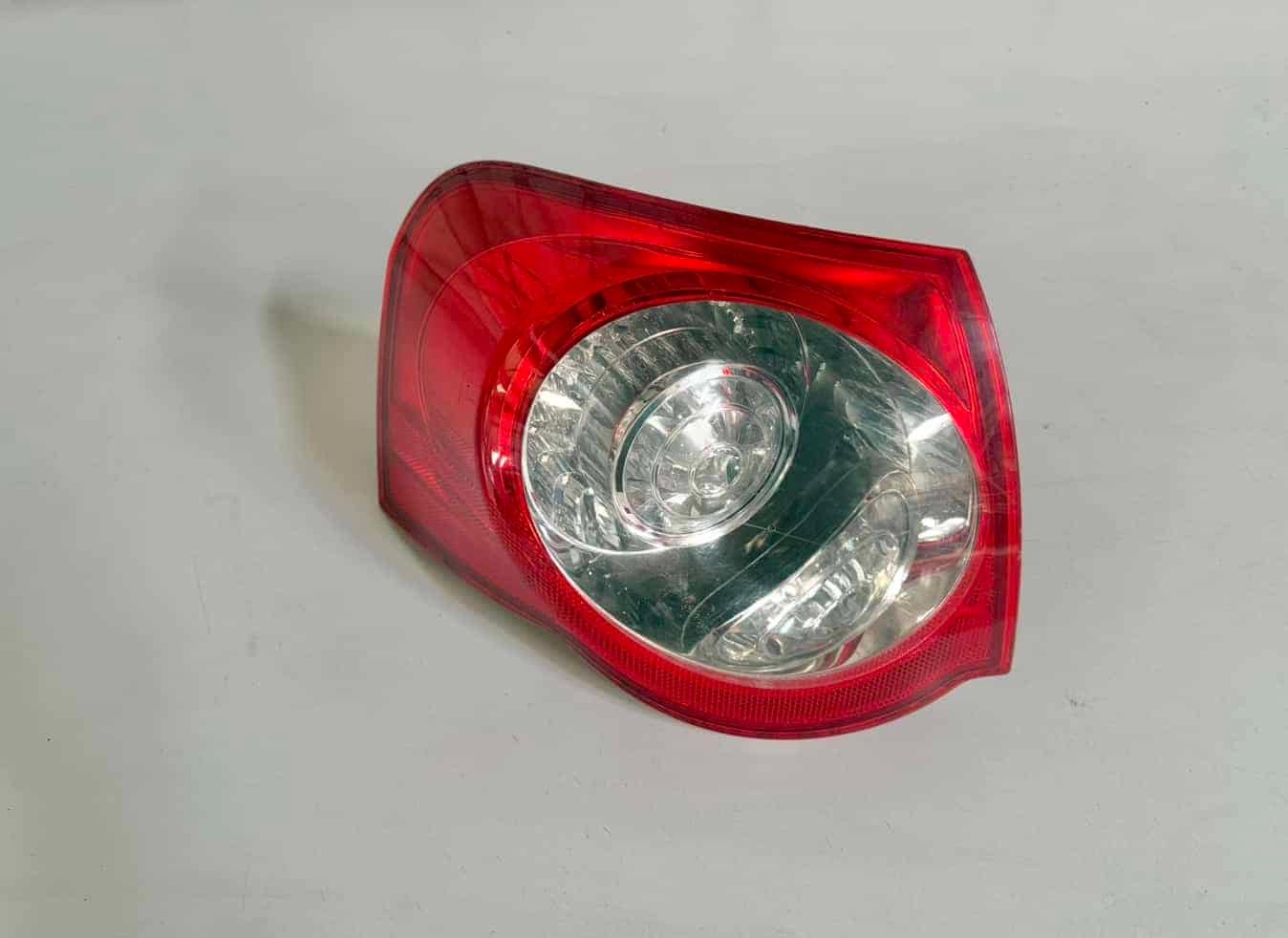 Original gebraucht Rücklicht Rückleuchte Hinten Links außen VW Passat 3C Kombi 2008. Oe-Teilenummer: 3C9945095N, 3C9945095