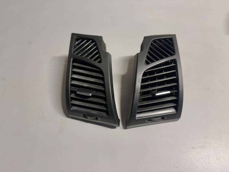 Original gebraucht Luftdüse Luftgitter Ziergitter Links und Rechts BMW 116i E81 E87 2009. Oe-Teilenummer: 7059187, 7059188, 51607059187, 51607059188