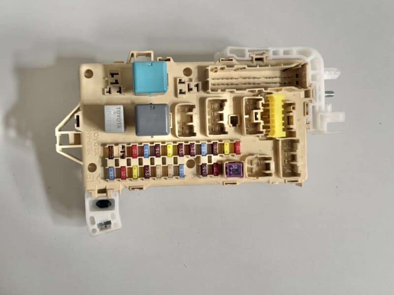 Original gebraucht Sicherungskasten Relaiskast​en Steuergerät BCM TOYOTA Verso 2008. Oe-Teilenummer: 892210F010, 89221-0F010