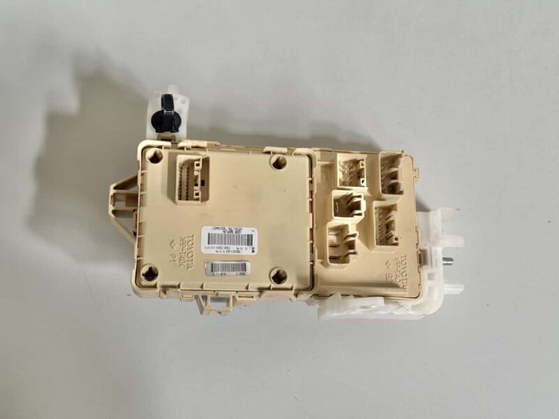 Original gebraucht Sicherungskasten Relaiskast​en Steuergerät BCM TOYOTA Verso 2008. Oe-Teilenummer: 892210F010, 89221-0F010
