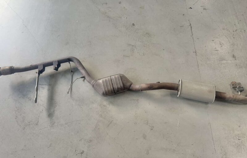 Original gebraucht Auspuffanlage komplett mit Kat. BMW 116i E81 E87 2009. Oe-Teilenummer: 7564181, 7564180, Katalysator, Vorschalldämpfer, Nachschalldämpfer