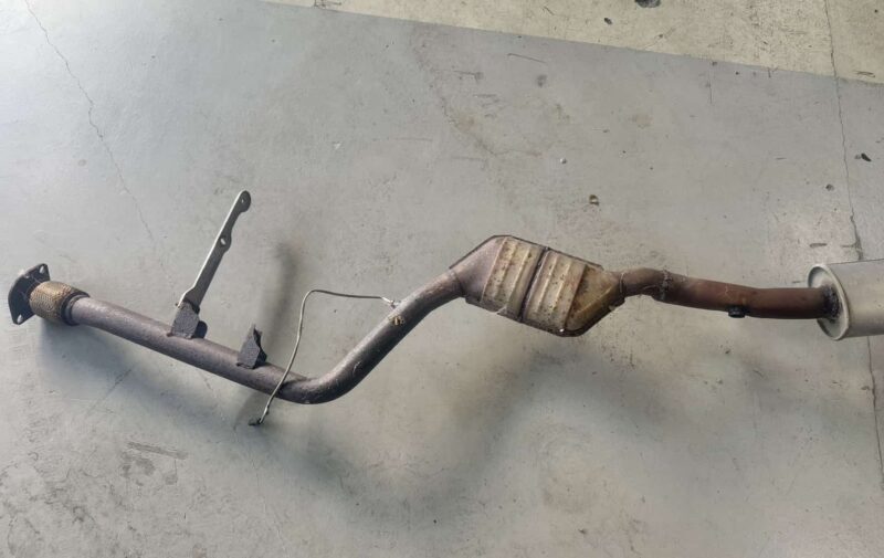 Original gebraucht Auspuffanlage komplett mit Kat. BMW 116i E81 E87 2009. Oe-Teilenummer: 7564181, 7564180, Katalysator, Vorschalldämpfer, Nachschalldämpfer