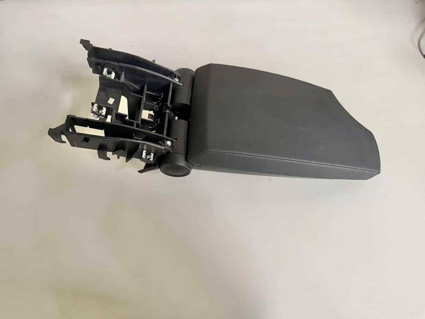 Original gebraucht MITTELARMLEHNE Armlehne Klappfach BMW 116i E81 E87 2009 1063579. Oe-Teilenummer: 1063579, -