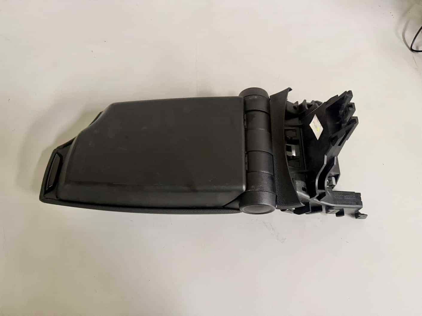 Original gebraucht MITTELARMLEHNE Armlehne Klappfach BMW 116i E81 E87 2009 1063579. Oe-Teilenummer: 1063579, -