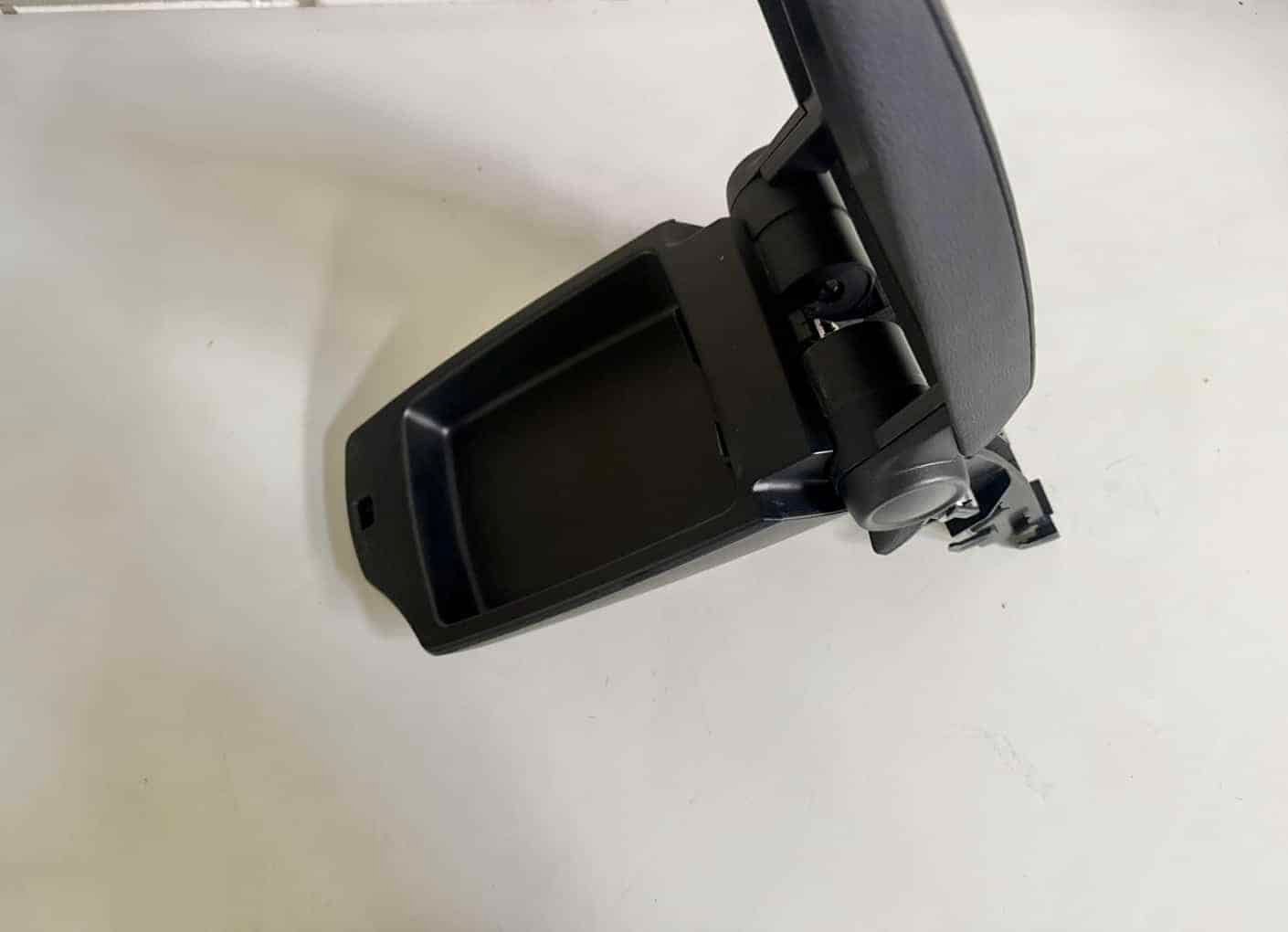 Original gebraucht MITTELARMLEHNE Armlehne Klappfach BMW 116i E81 E87 2009 1063579. Oe-Teilenummer: 1063579, -