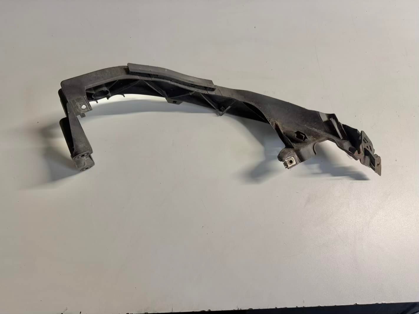 Halterung Scheinwerfer vorne Rechts BMW 116i E87 E81 2009 51647120824