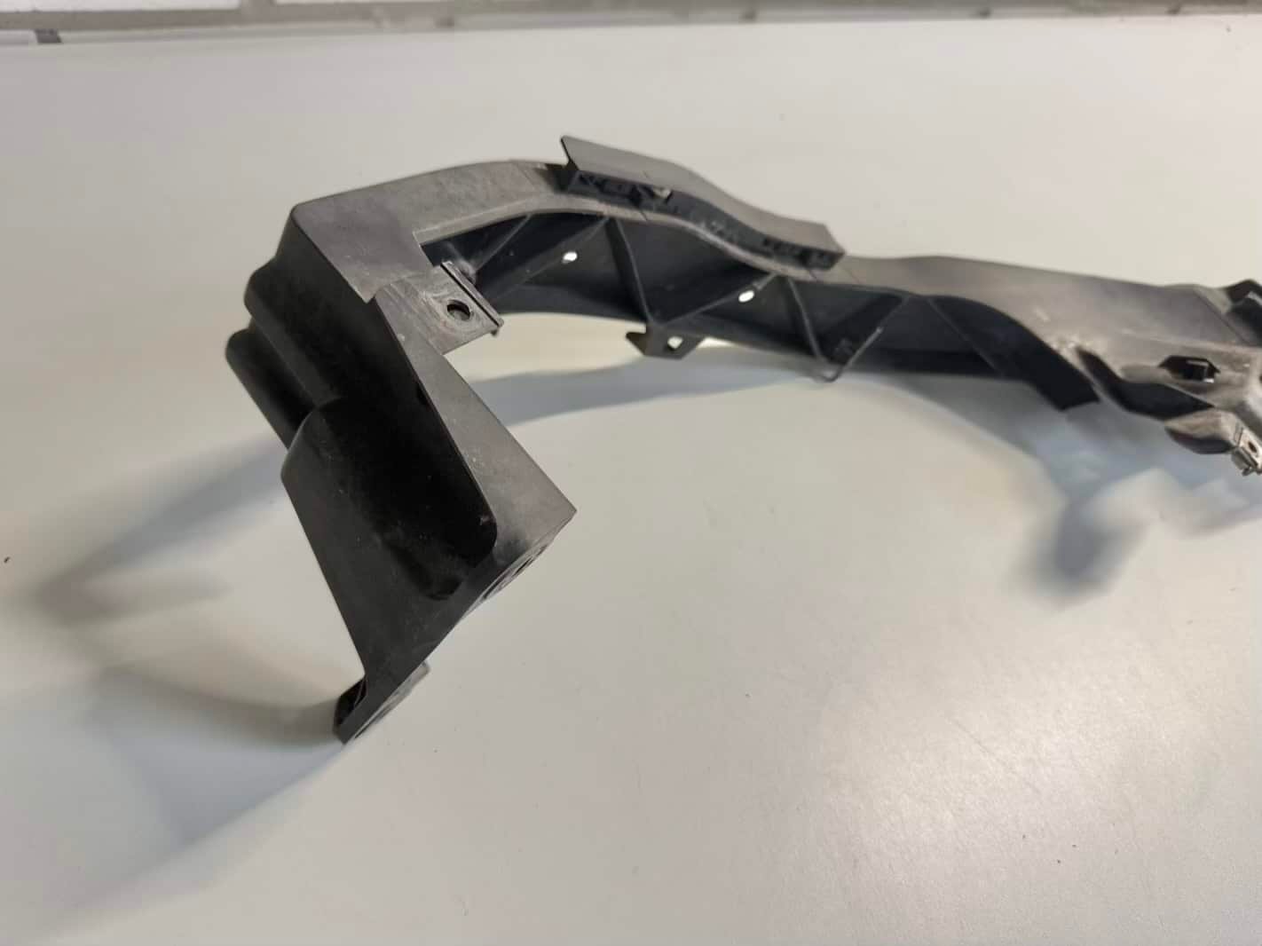 Halterung Scheinwerfer vorne Rechts BMW 116i E87 E81 2009 51647120824