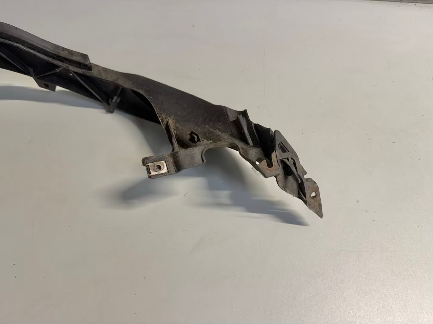 Halterung Scheinwerfer vorne Rechts BMW 116i E87 E81 2009 51647120824