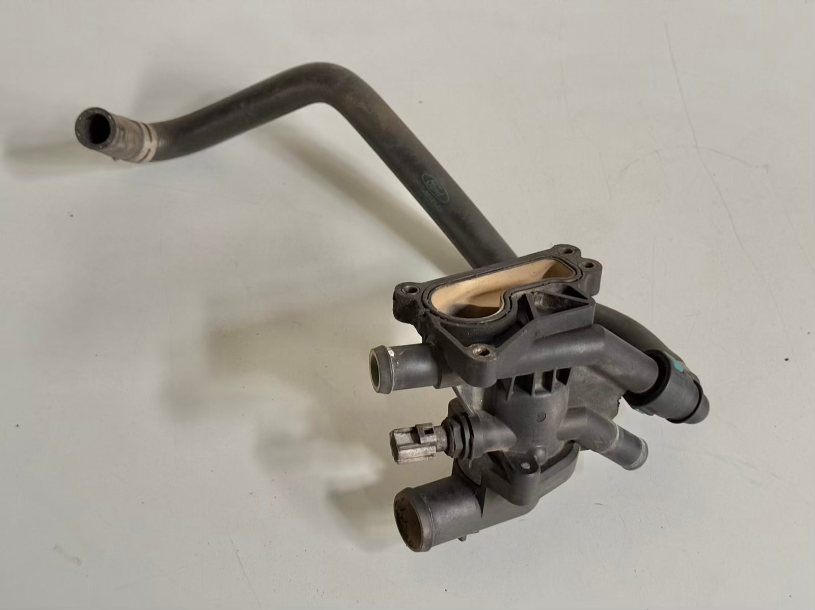 Thermostatgehäuse mit schlauch Ford C-Max 2014 1.0 EcoBoost CM5G9K478GA