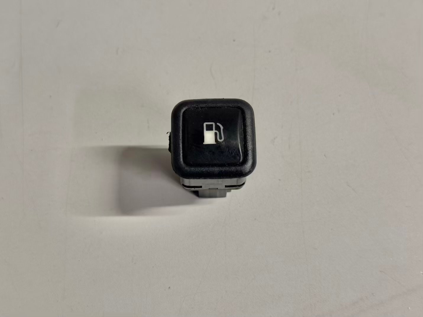 Schalter Tankdeckel Tankklappe Tankverschluß Golf 4 1,4 1J1 1998 3B0959833A