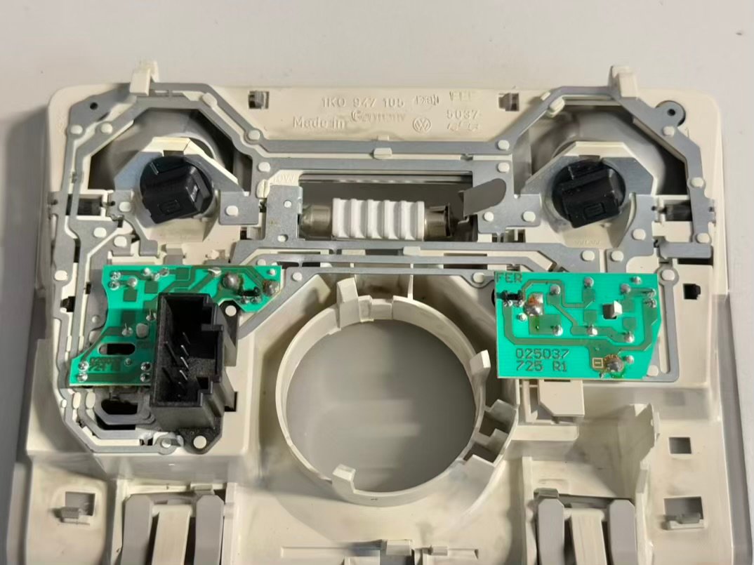 Leseleuchte Innenraumbeleuchtung vorne VW Golf Plus 2005 5M1 1,6 FSI 1K0947105