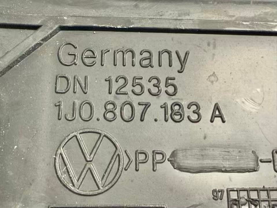 Stoßstangenhalter Halter vorn links Golf 4 1,4 1J1 1998 1J0807183A