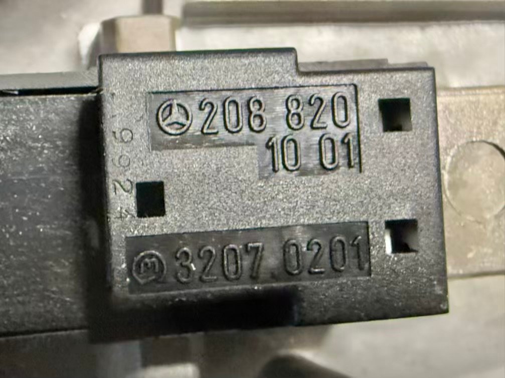 Blende Mittelkonsole Schalter MERCEDES BENZ CLK 320 1999 W208 2086801836