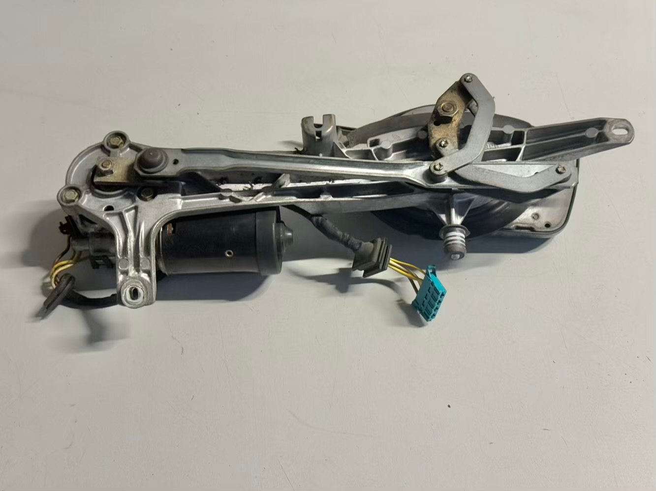 Wischermotor mit Gestänge vorne Mercedes BENZ CLK 320 1999 W208 0390241420