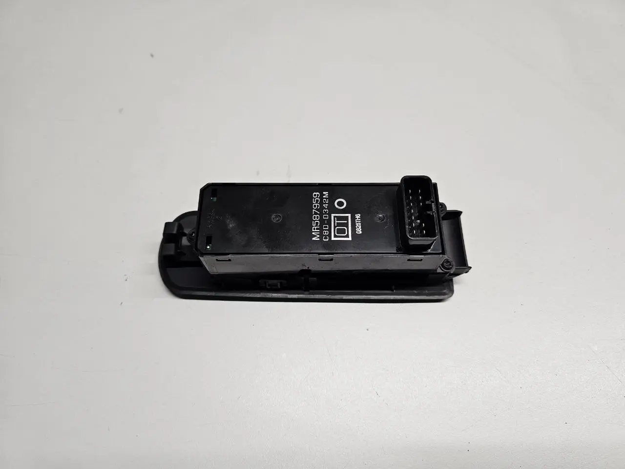 Fensterheber Schalter links Mitsubishi Colt 2006 1,3 MR587959