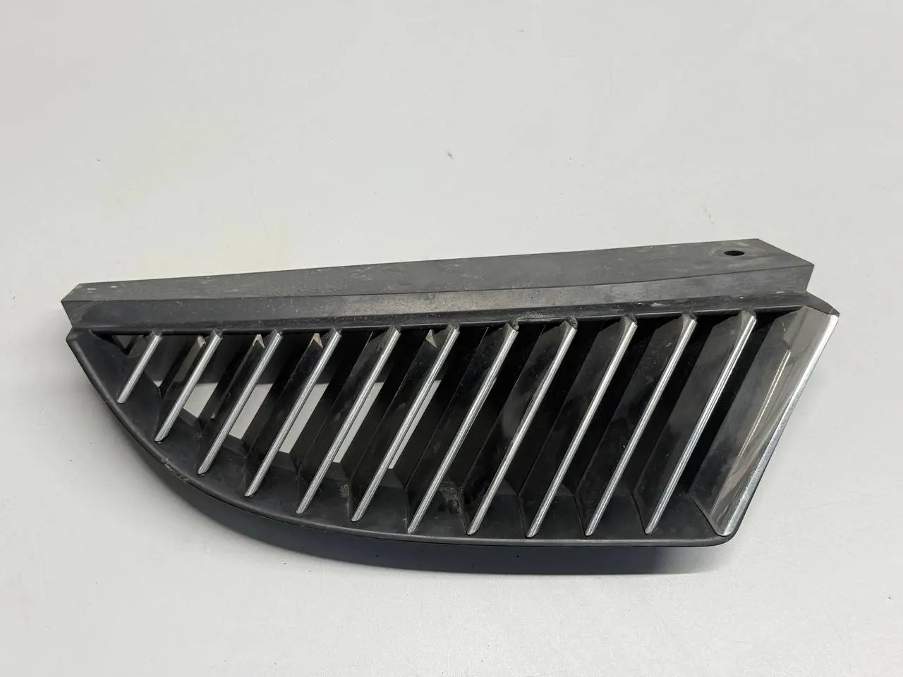 Gitter Stoßstange vorne rechts Mitsubishi Colt 2006 1,3 MN127774