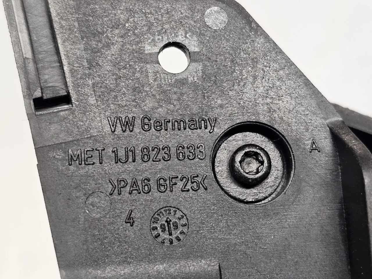 Motorhauben Entriegeln Griff & Halterung VW Golf 4 1,6 1J1 2000 1J1823633