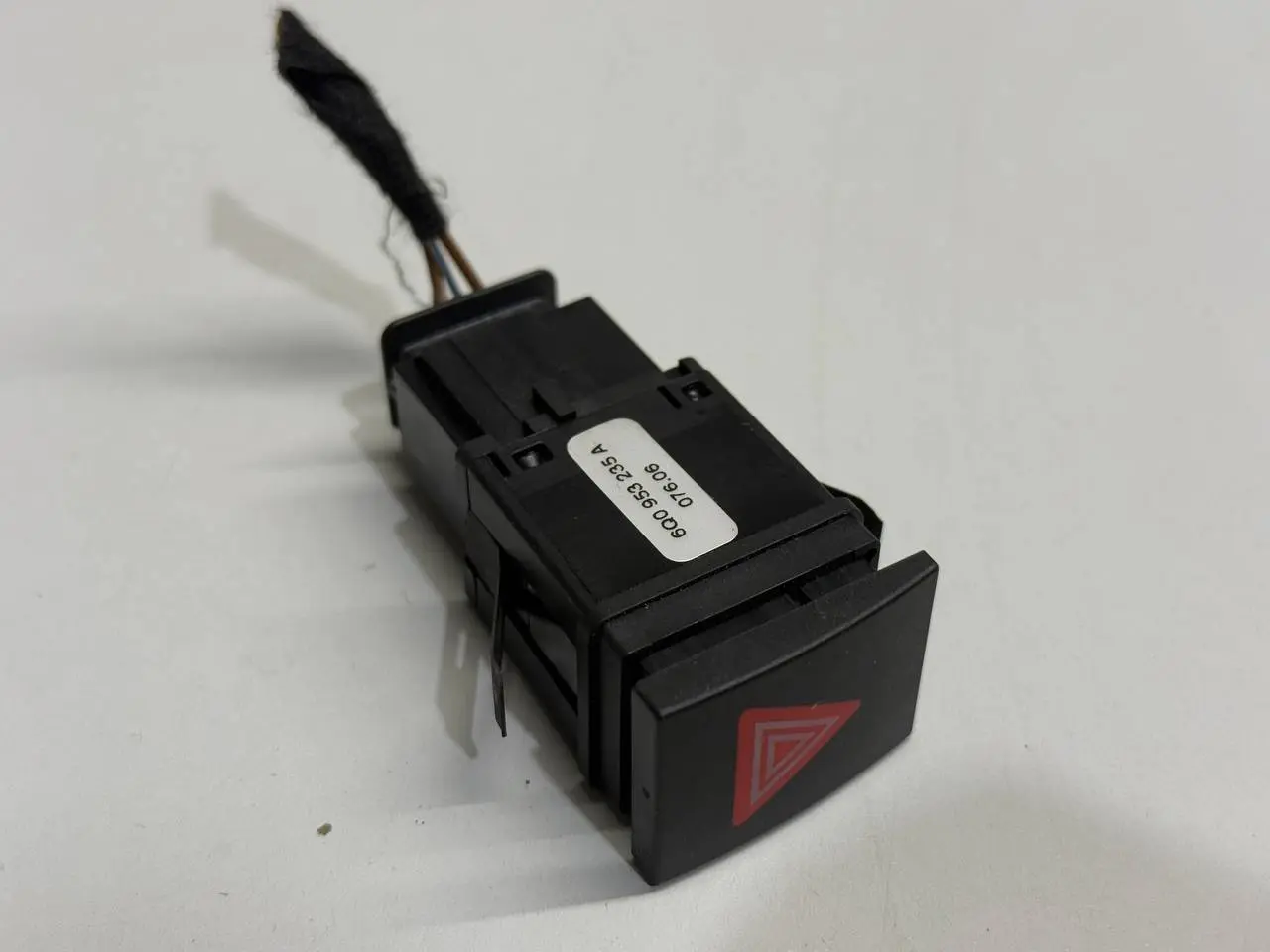 Schalter für Warnblinkanlage gebraucht VW Polo 9N1 1,2L 2002 6Q0953235A