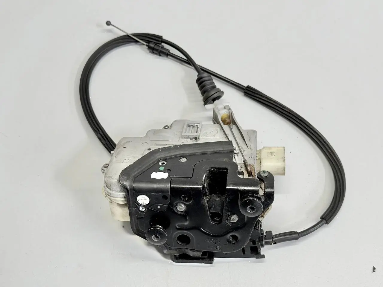 Tuerschloss Fangschloss vorne links fuer VW Passat 3C Kombi 2008 3C1837015A