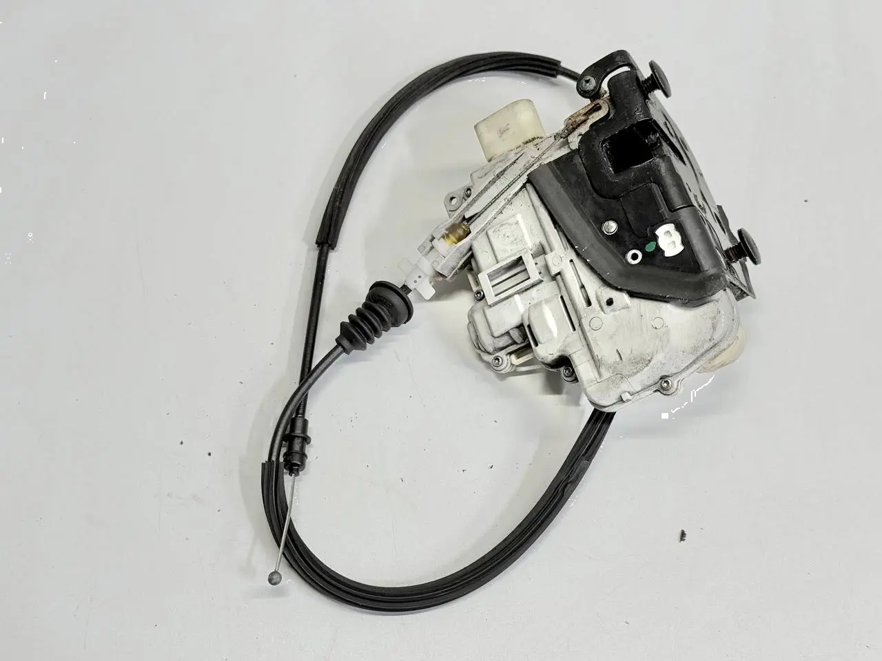 Tuerschloss Fangschloss vorne links fuer VW Passat 3C Kombi 2008 3C1837015A