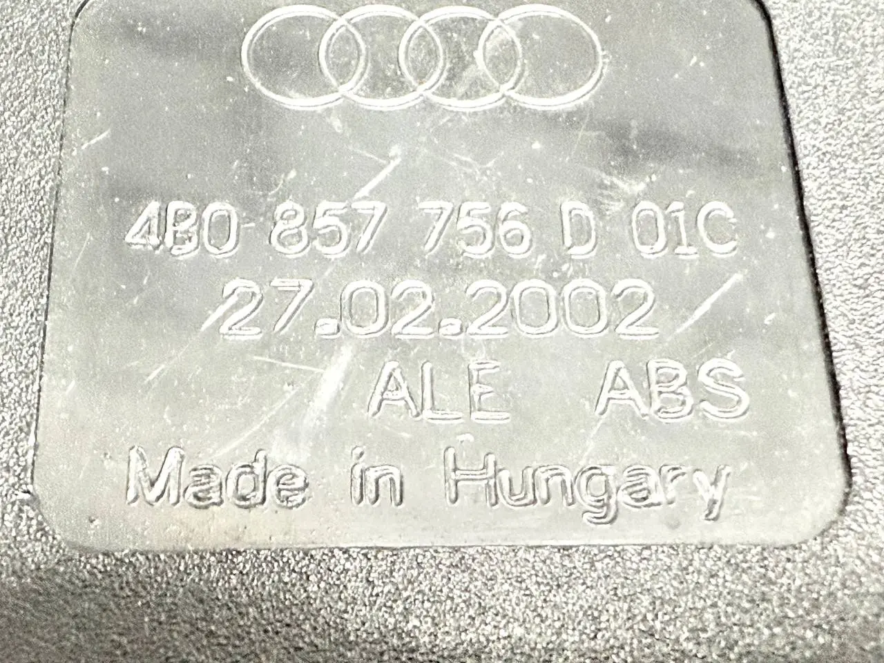 Gurtschloss rechts vorne fuer Audi A6 Avant 4B5 TDI 2.5L 2002 4B0857756D01C