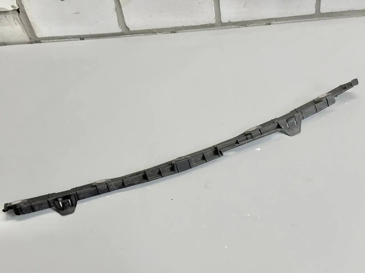 Halter Fuehrung Stoßstange hinten Mitte Astra H 24460477