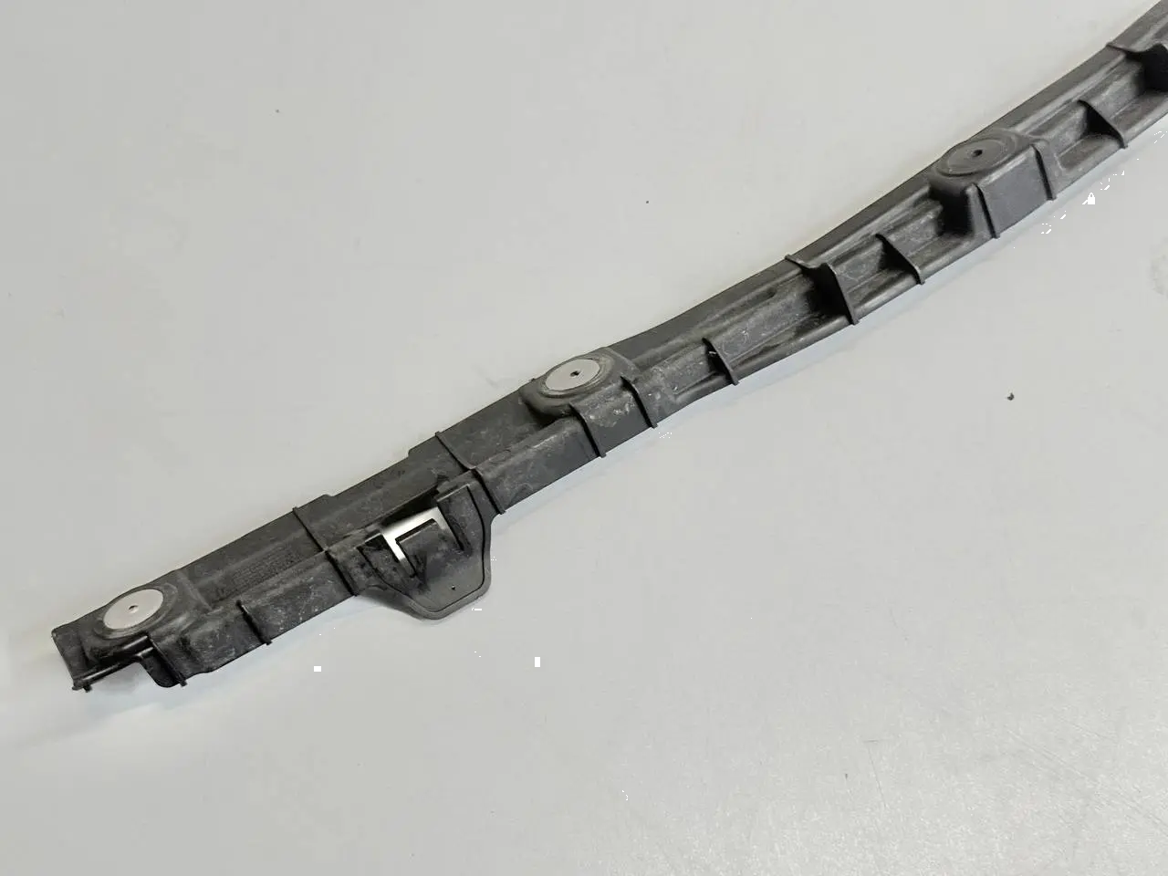 Halter Fuehrung Stoßstange hinten Mitte Astra H 24460477