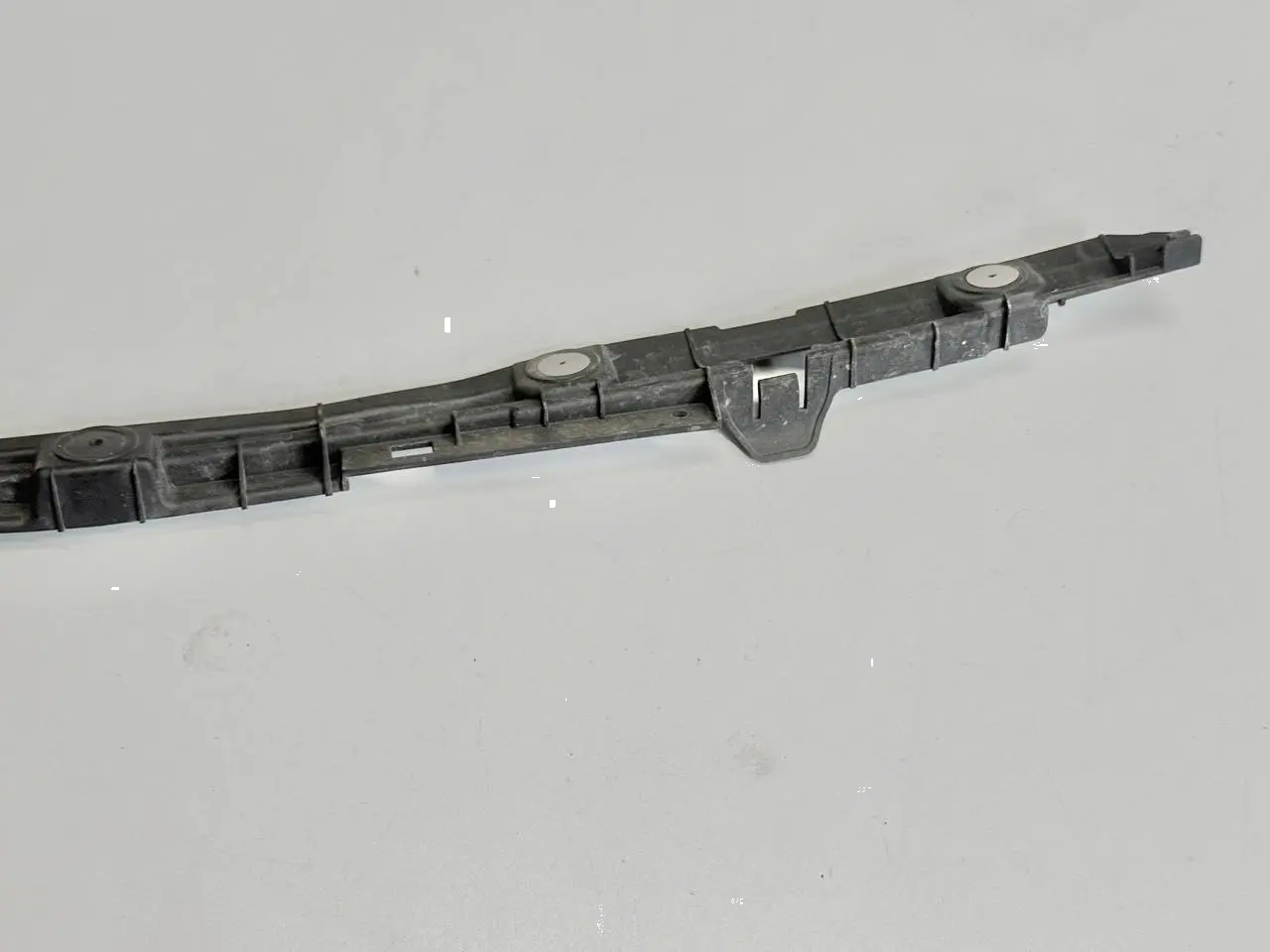 Halter Fuehrung Stoßstange hinten Mitte Astra H 24460477