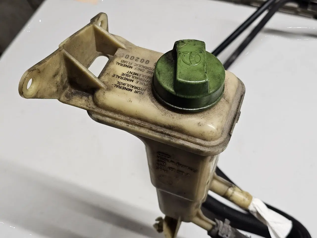 Servobehaelter A6 Avant 4B5 TDI 2.5L Audi A6 Avant 4B5 TDI 2.5L 2002 8D0422373C