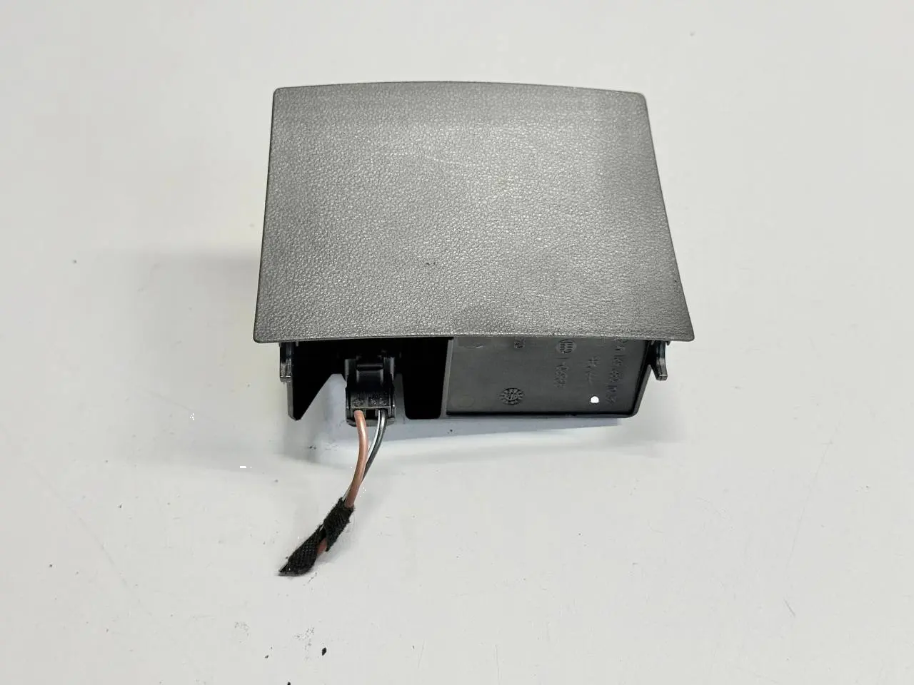 Fach Staufach Ablage unter Armlehne Mercedes BKlasse W245 B170 2005 A1696801050