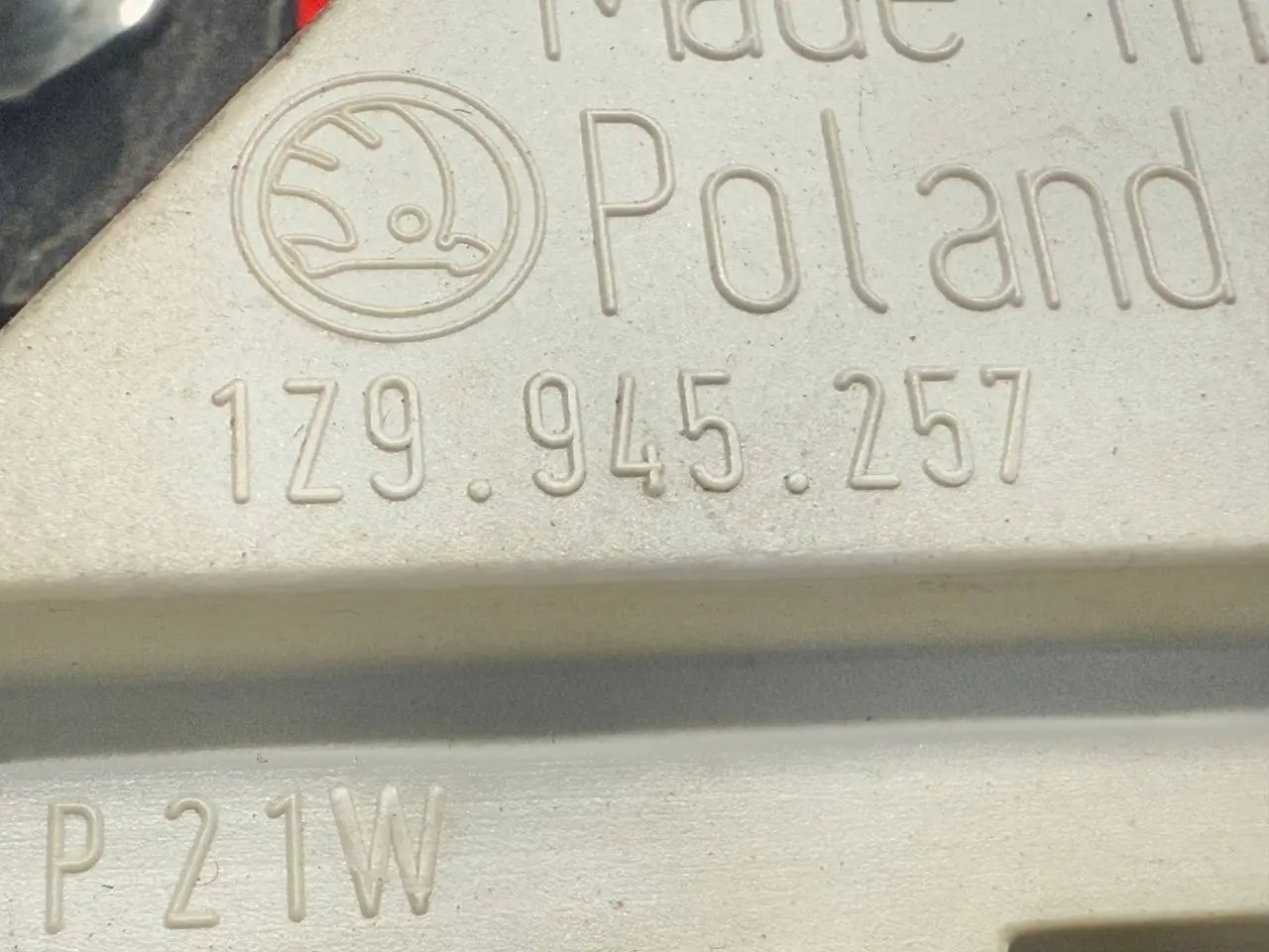 Heckleuchte links + Lampenträger für Skoda Octavia 1Z Kombi 1Z9945257