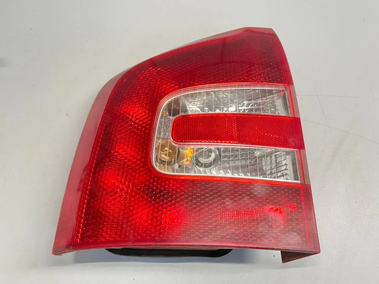 Heckleuchte links + Lampenträger für Skoda Octavia 1Z Kombi 1Z9945257