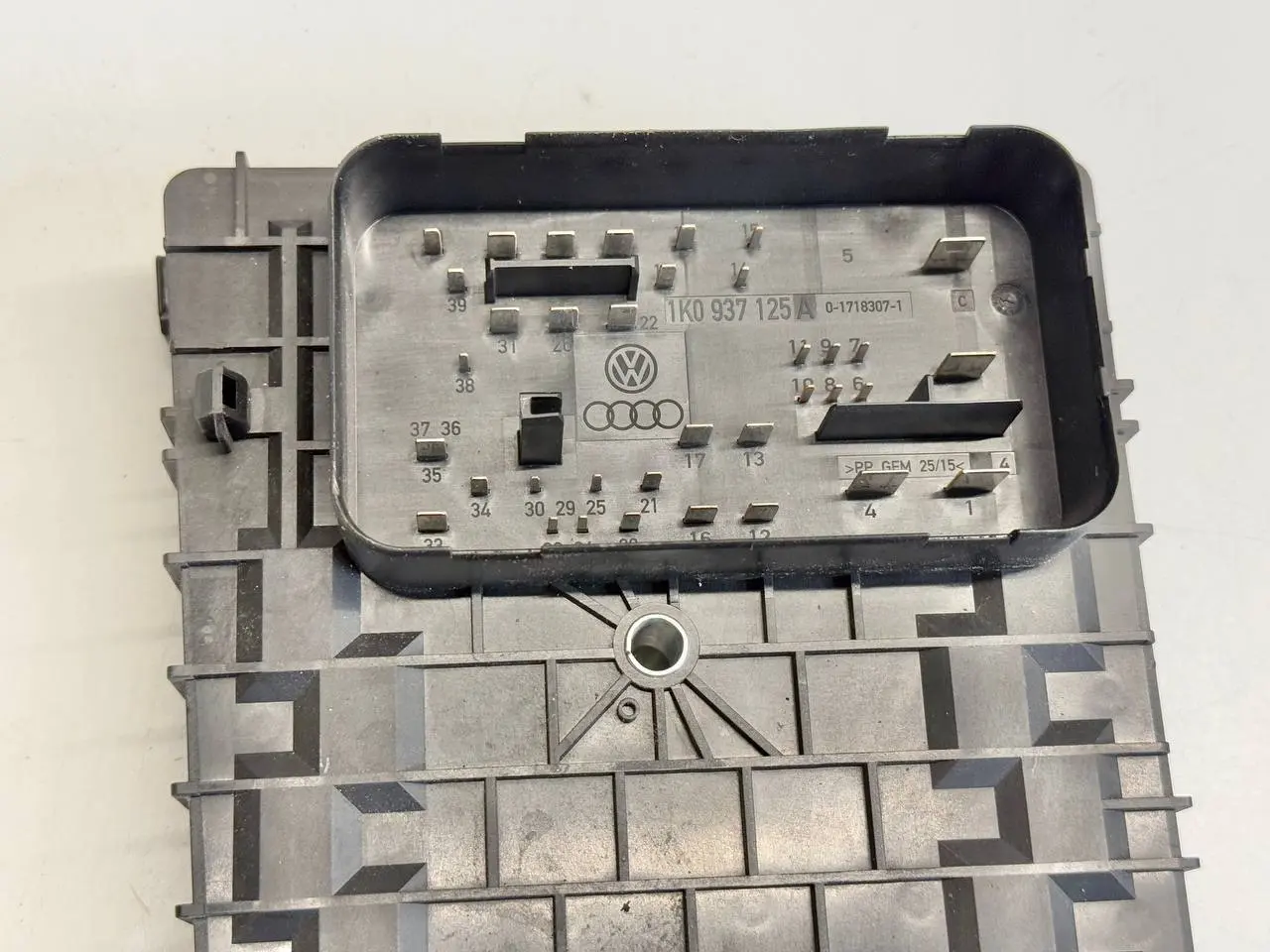Sicherungskasten Zentralelektrik Relaishalter für VW Golf5 1K1 1.4L 1K0937125A